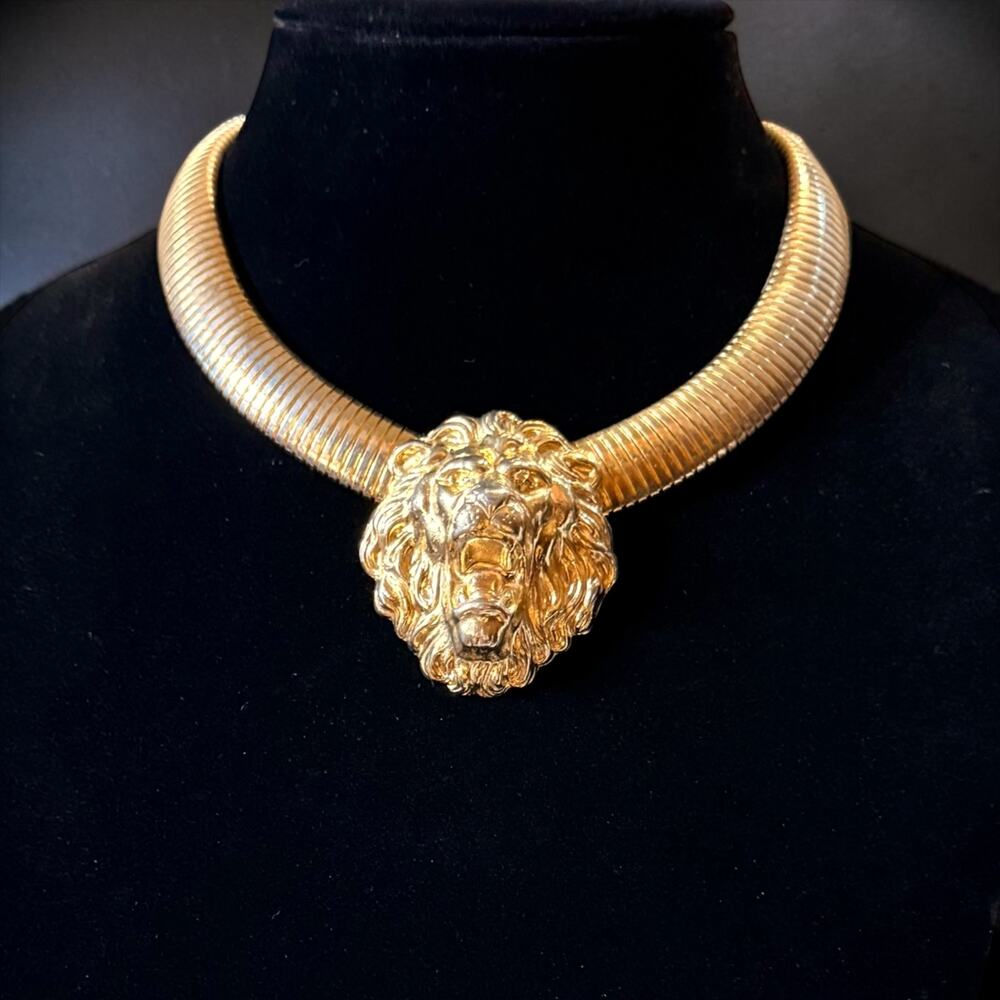 Vintage Lion Head Pendant Omega Chain Necklace Womens Gold Tone Choker 14.5”